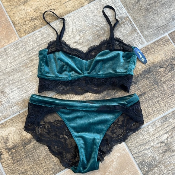 NWT Adore Me Black Lace & Green Velour Bralette Underwear Set Size XS/S - Picture 1 of 5